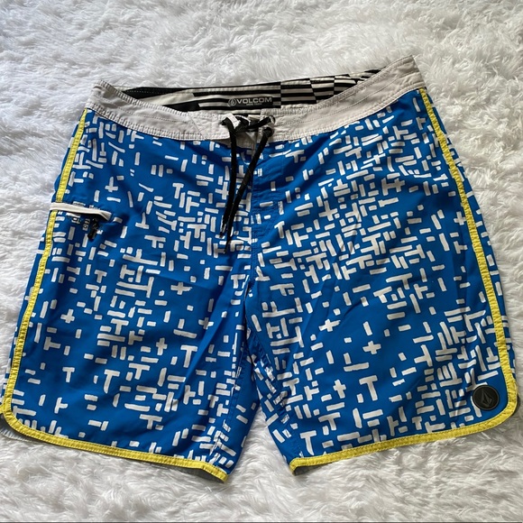 Volcom MOD TECH Board Shorts - Picture 1 of 8